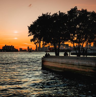Sahilde güzel bir gün batımı Romantik bir çift