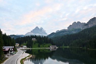 Misurina Gölü 'nün güzel manzarası