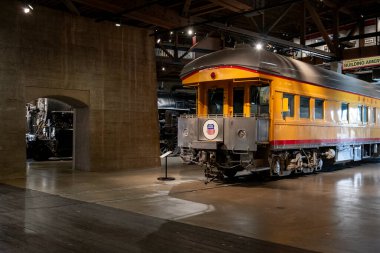 Müze içinde sergilenen yolcu vagonları