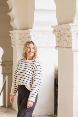 Beyaz Süslü Fas Mimari Salonunda Duran Kadın