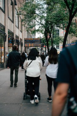 Sonbaharda New York 'un işlek sokakları aileler ve vizyonla doludur.