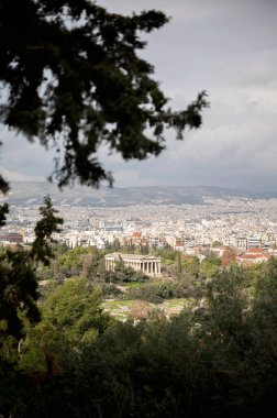 Atina 'nın arka planında Hephaestus Tapınağı' nın çerçeveli görüntüsü