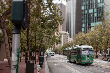 San Francisco 'da sokakta bir tramvay.