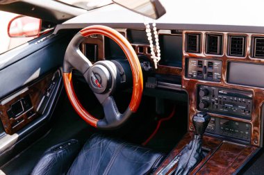 Ahşap aksanlı ve klasik tasarım elementi olan klasik bir araba.