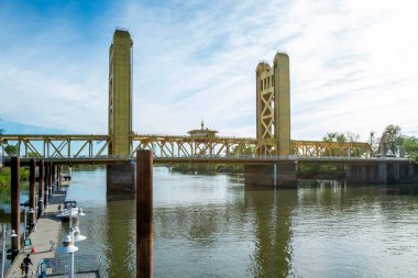 Old Waterfront Sacramento 'daki Tower Bridge, CA