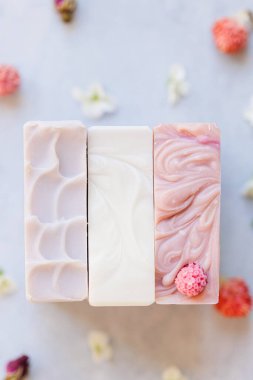 Zarif kıvrımlı üç sabun ve dekoratif ahududu.