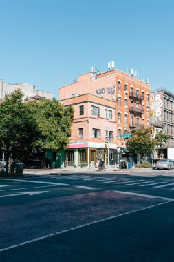 Manhattan 'daki East Village' ın canlı sokaklarını keşfediyorum.