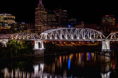 Nashville Skyline ve Bridge Gece 1 'de Aydınlandı