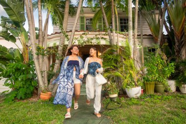 Miami 'nin önündeki Nepalli ziyaretçiler