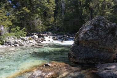 Dağ Nehri ve Kayalar Ortasında Nefes Kesen Manzara