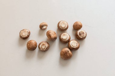 Sağlıklı yemek için kremini mantar.