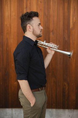 Başarılı genç müzisyenlerin yan görünümü