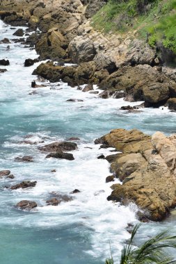Kayalıklardaki dalgaların deniz manzarası. Oaxaca, Meksika.,
