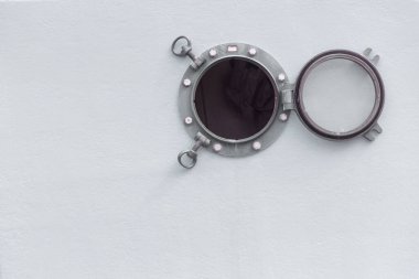 Beyaz tekne mahsulünde en az açık pencere penceresi