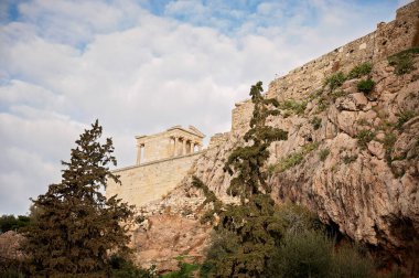 Atina, Yunanistan 'daki kayalık Akropolis tepesinin tepesinde Athena Nike' nin çoğunluğu