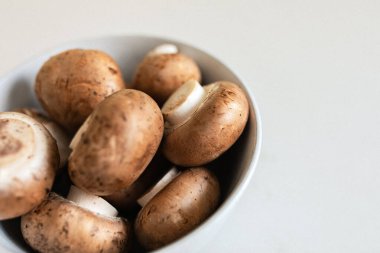 Kahverengi mantarlar beyaz bir kasede