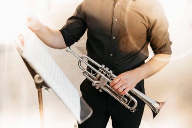 Trompet müzisyeninin doğal ışık altında yaptığı detaylı çekim.