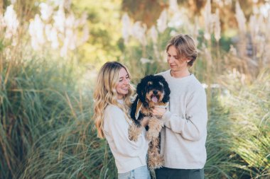 Genç çift ile onların köpek poz