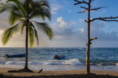 Playa Manzanillo 'da gün batımı, Güney Pasifik, Kosta Rika.