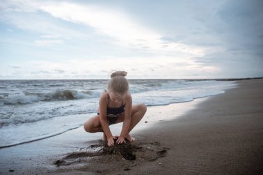 Güney Carolina plajında sahilde oynayan bir çocuk.