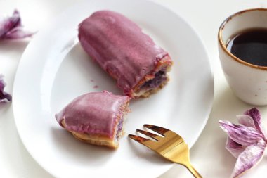 Böğürtlenli bir pasta masada bir tabakta yatıyor.