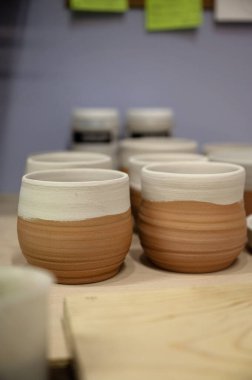 Çiğ terakotta tabanlı ve beyaz jöleli el yapımı seramik bardaklar.