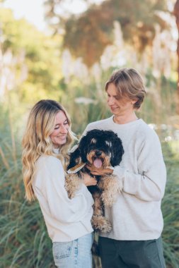 Genç çift ile onların köpek poz