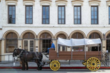 At arabası Sacramento, CA 'da dinleniyor.