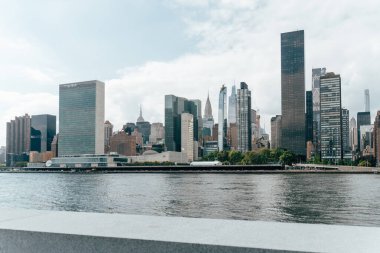 New York 'un canlı silueti açık bir eylülde ele geçirildi.