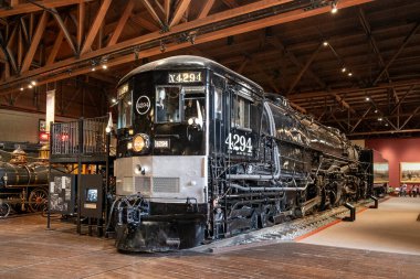 Müze vitrininde buharlı lokomotif