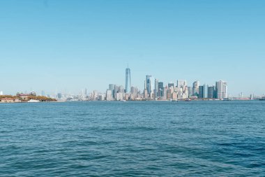 Canlı New York şehrinin ışıldayan sularda gökyüzü manzarası