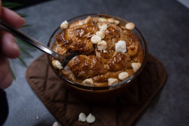 Yüksek proteinli kırmızı kadife yulaftan sıcak bir ısırık alıyorum.