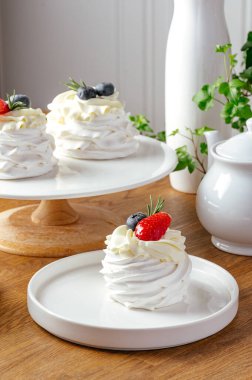 Kremalı ve böğürtlenli kremalı pasta.