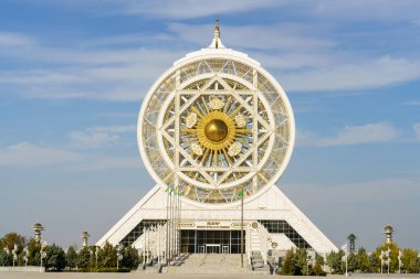 Üzerinde güneş olan büyük altın bir tekerlek.