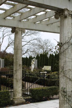 Heykel, yemyeşil bir bahçenin derinliklerinde saklı.