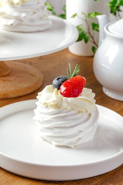 Kremalı ve böğürtlenli kremalı pasta.