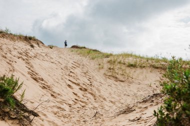 Kum tepelerinde Uzakta Bir Yürüyüşçü