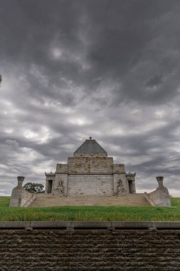 Melbourne 'daki kara fırtına bulutlarının altında Anma Tapınağı