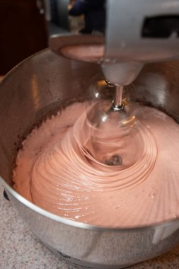 Çilekli marşmelov karışımı bir karıştırıcıda kusursuzca çırpılmış.