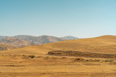 Uçsuz bucaksız, boş bir çöl berrak mavi gökyüzü