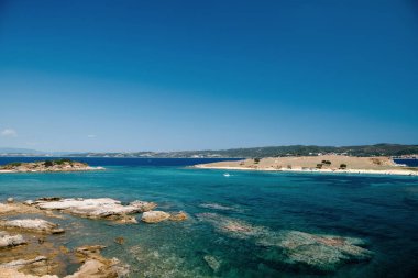 Turkuaz Sularla Sakin Sahil Manzarası