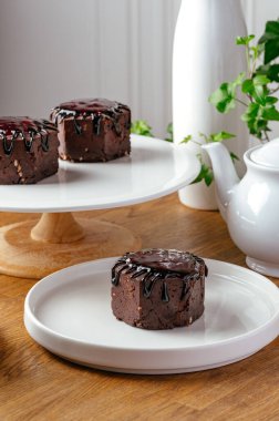 Tabakta çikolata soslu brovniler.