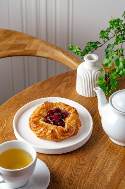 Kirazlı çörek ve çay.