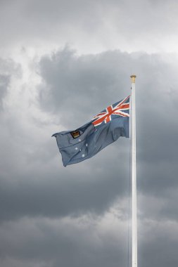 Melbourne Tapınağında koyu bulutlu gökyüzü dalgalanan Viktorya bayrağı