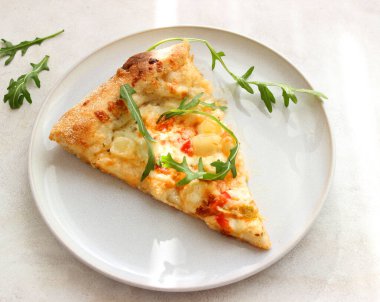 Peynirli pizza, domates, ananas ve sos.