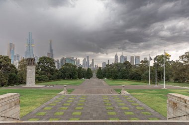 Melbourne Tapınağı, Seremoni Caddesi 'nden Fırtınalı Melbourne silueti