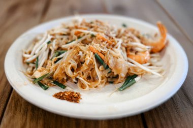 Geleneksel Tofu Tayland mutfağıyla otantik vejetaryen Pad Thai.
