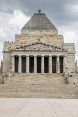 Melbourne Anma Tapınağı 'nın ön girişi, fırtınalı gökyüzü