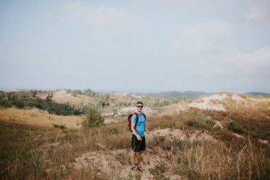 Kum tepelerinde Solo Hiker