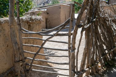 Diğer tarafında ahşap çit olan ahşap bir kapı.